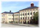 Eine Außenansicht der Käthe-Kollwitz-Schule in Crimmitschau mit einer Verlinkung zu deren Schulwebseite.