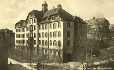 Lindenschule Crimmitschau als eine alte Sepia-Fotografie von ca. 1910-1920.